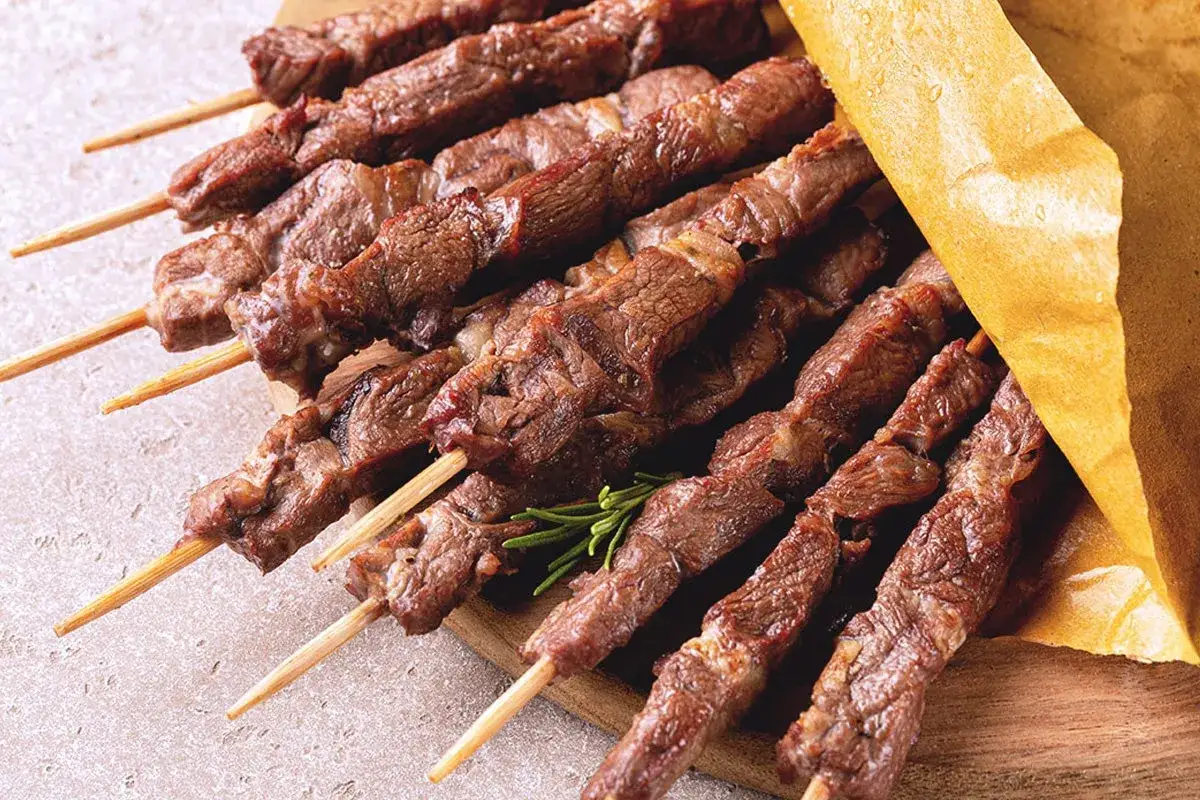 Arrosticini, uno dei piatti tipici abruzzesi, gustosi spiedini di carne ovina cotti alla brace.