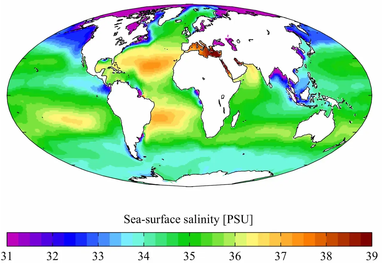 Mapa świata pokazuje zasolenie powierzchni mórz i oceanów. Morze Śródziemne jest wyraźnie bardziej słone niż ocean.