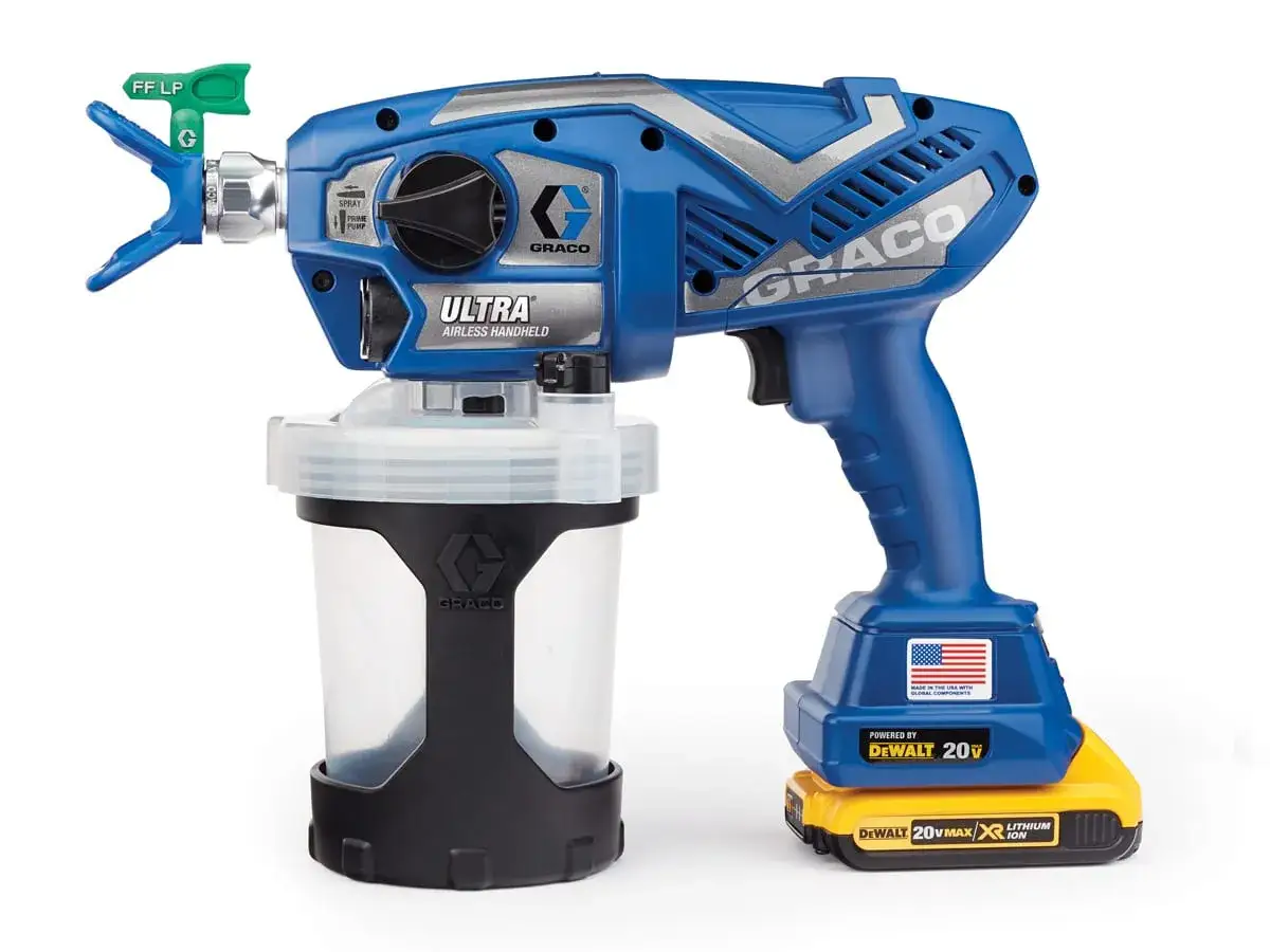 Niebieski pistolet do malowania ścian Graco Ultra Airless Handheld z pojemnikiem na farbę i akumulatorem DeWalt.
