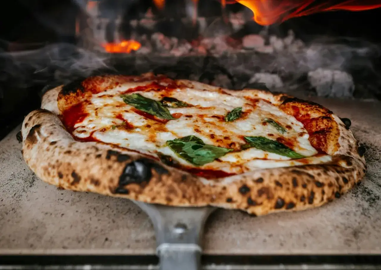 Pieczenie pizzy w piecu opalanym drewnem to prawdziwa sztuka! Poznaj ciekawostki o włoszech i ich kulinarnych tradycjach.