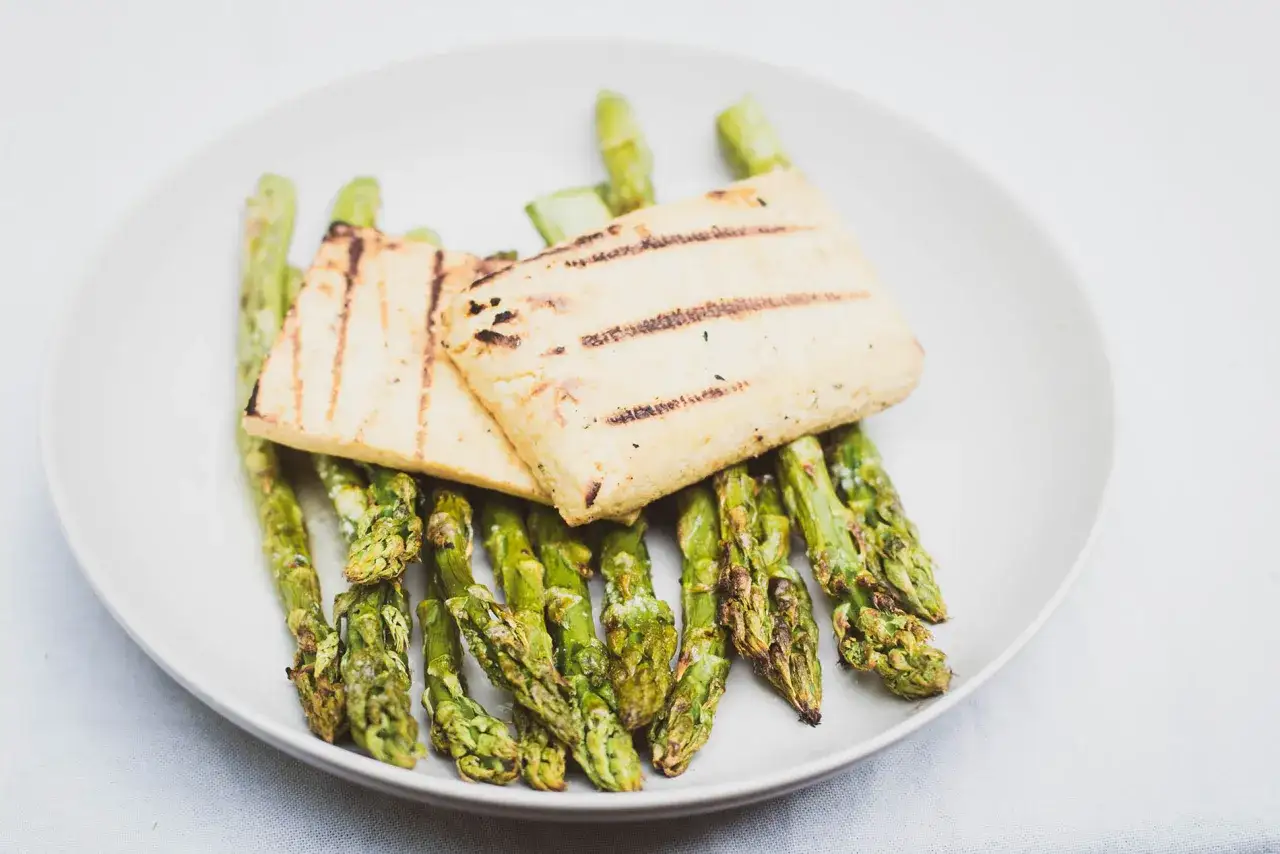 Grillowany szparag z serem halloumi – idealna opcja, co na grilla bez mięsa.
