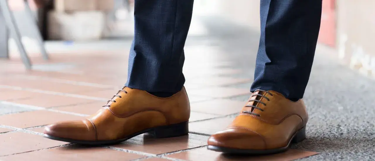 Eleganza maschile: come abbinare scarpe marroni uomo con un completo blu. Un look raffinato per ogni occasione.