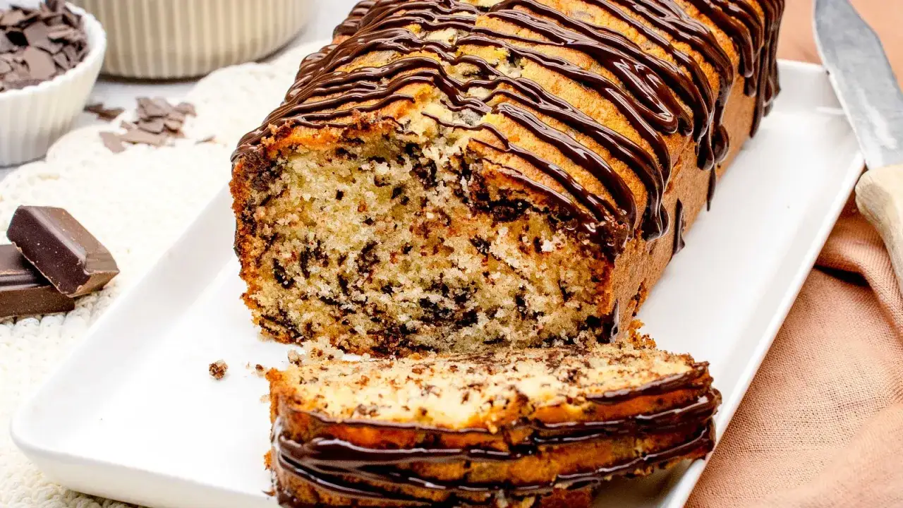 Ein saftiger Stracciatella Kuchen mit Schokoladensplittern, überzogen mit dunkler Schokoladenglasur.