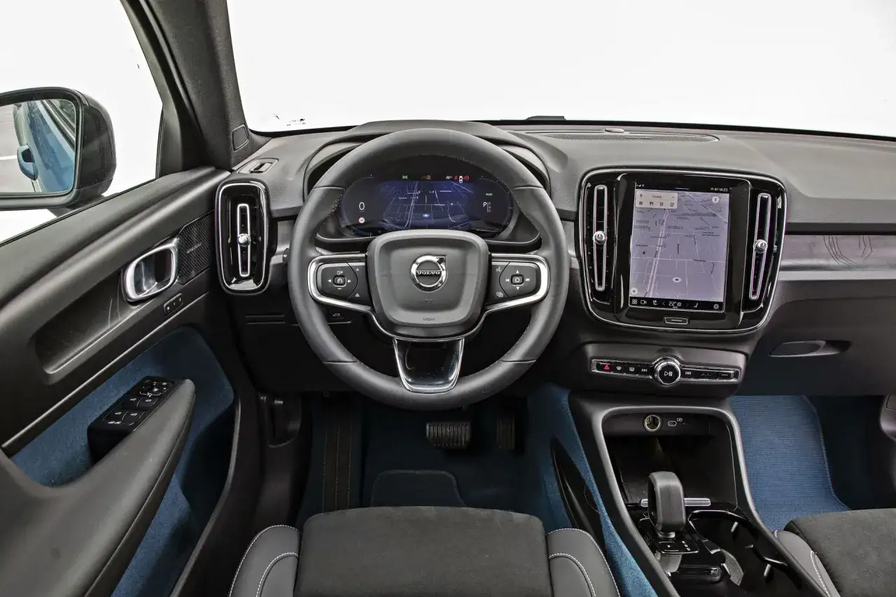 Wnętrze Volvo C40 z ekranem nawigacji i cyfrowym kokpitem.