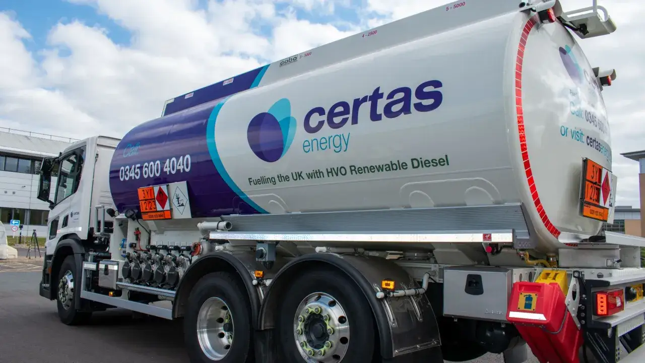 Ciężarówka cysterna Certas Energy z napisem 
