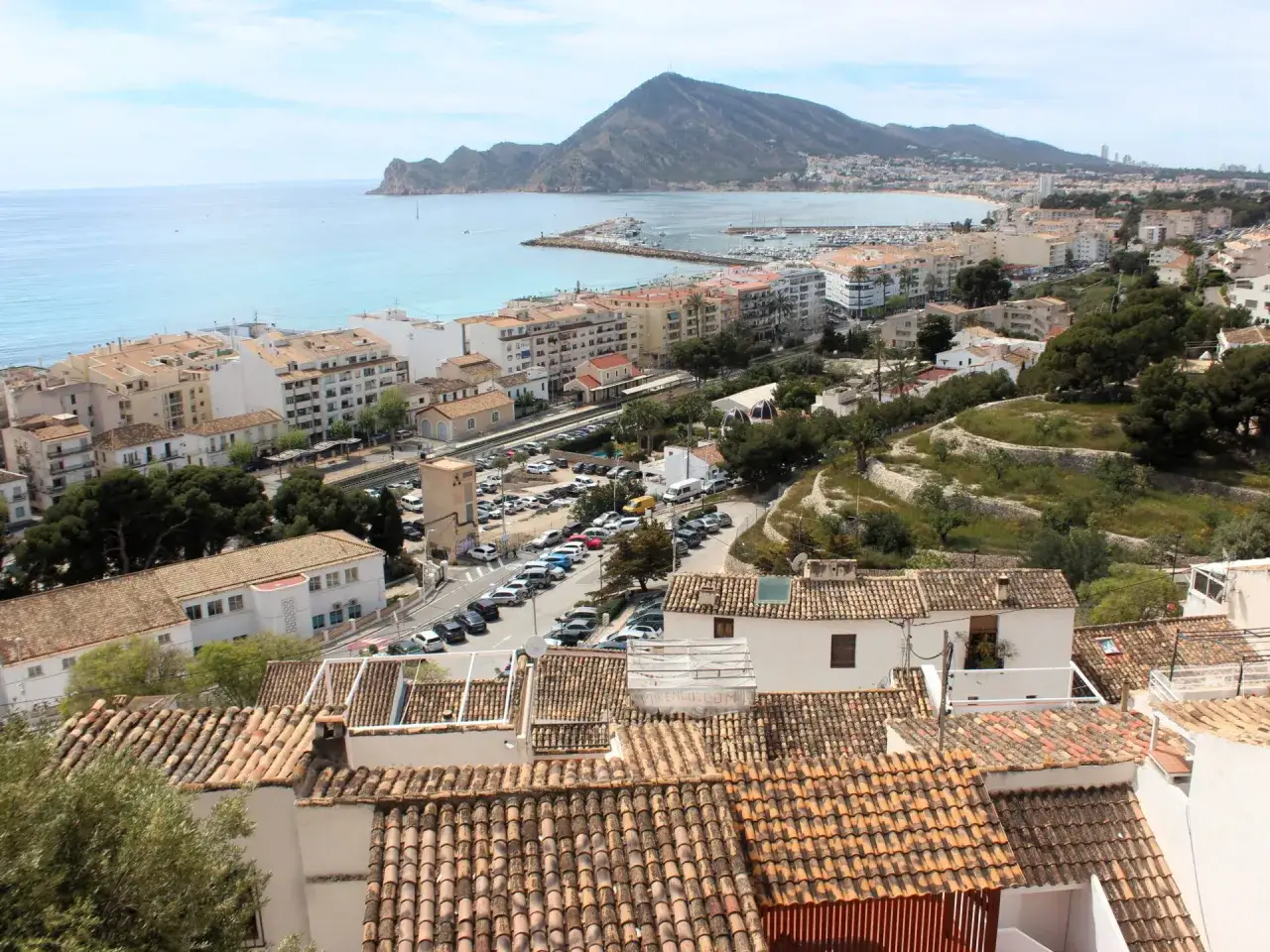 Vista panorámica de Altea, con el mar azul, el puerto deportivo y las casas blancas. ¡Perfecto para descubrir cosas que hacer en Altea!