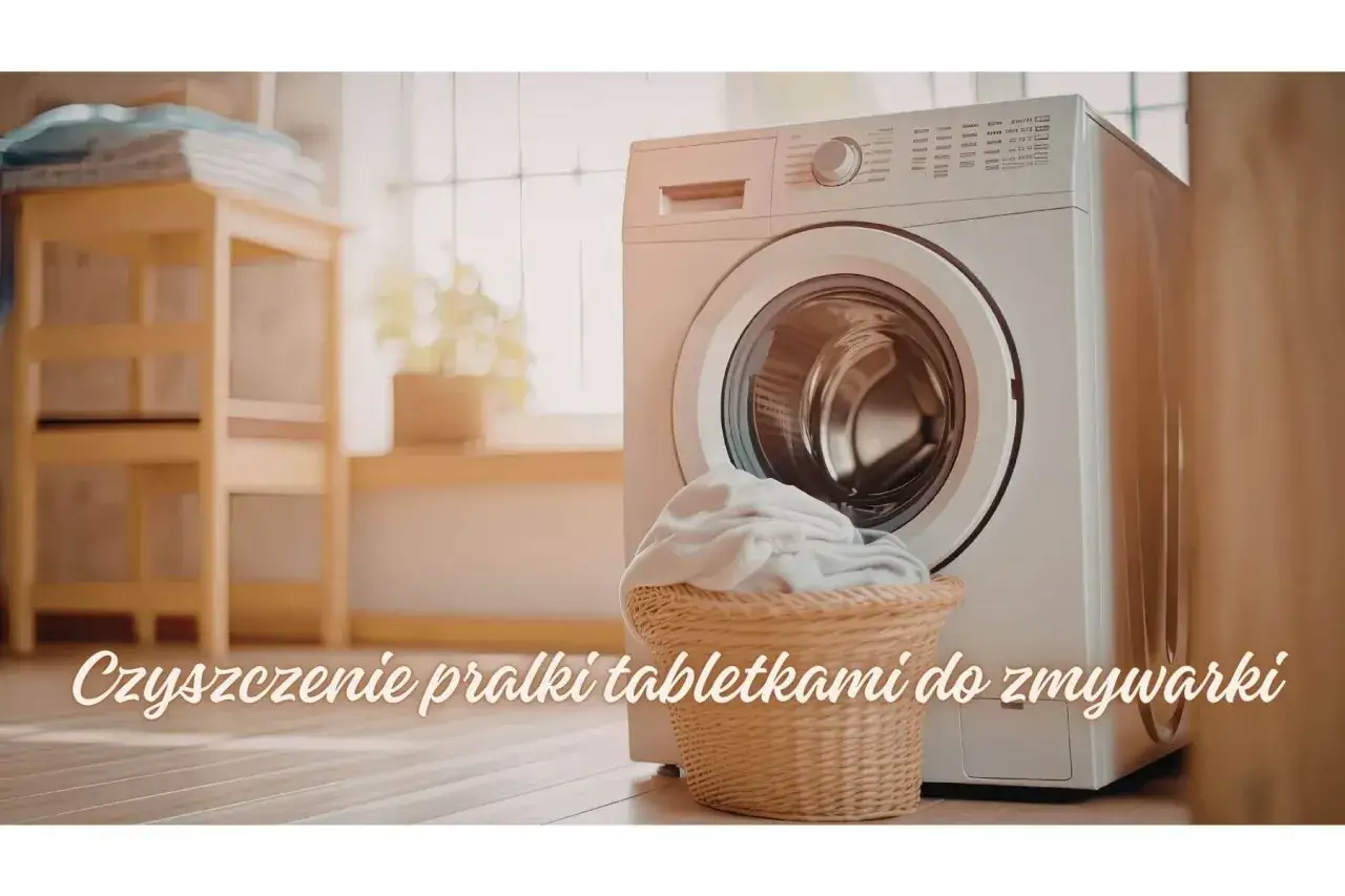 Jak wyczyścić pralkę tabletkami do zmywarki? Biała pralka, koszyk z praniem i stojak z ręcznikami w jasnym pomieszczeniu.