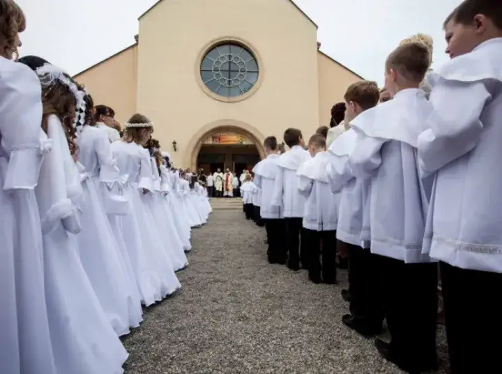 Zdjęcie W jakim wieku dzieci idą do komunii? Odkryj kluczowe informacje
