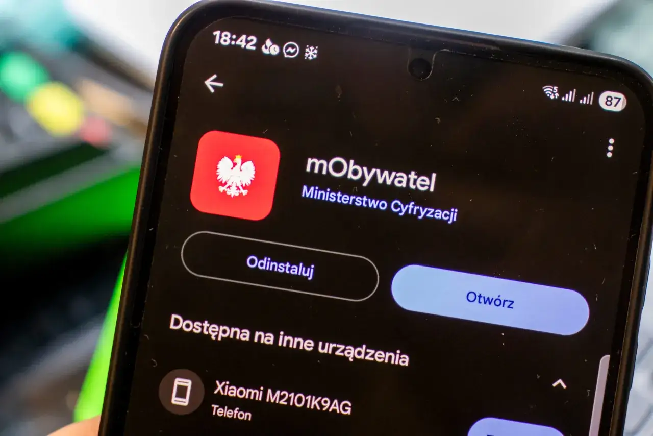 Ekran telefonu z aplikacją mObywatel. Przycisk