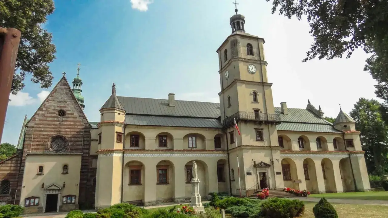 Wąchock atrakcje: Opactwo Cysters&oacute;w z charakterystyczną wieżą zegarową i romańską bazyliką. Piękna architektura i spokojna atmosfera.