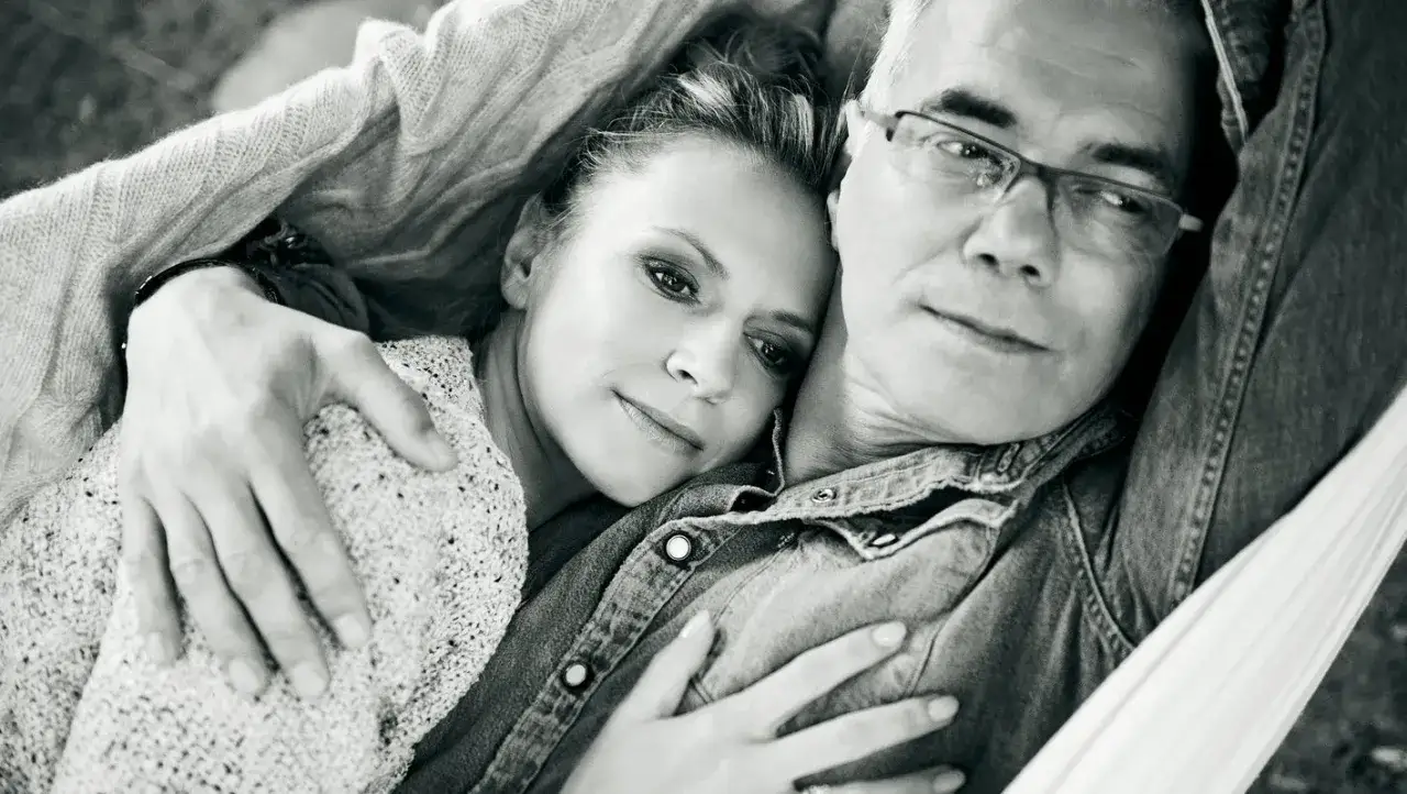 Monika Janowska i jej partner w objęciach, czułe spojrzenia. Wiek nie gra roli w ich miłości.