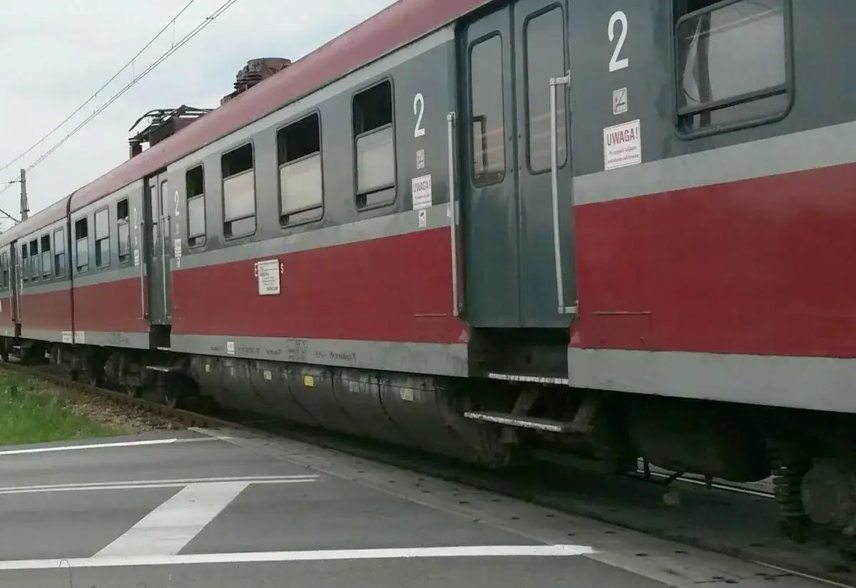 Pociąg PKP Intercity na trasie Kęty-Bielsko Biała. Rozkład jazdy pociągów jest kluczowy dla podróżnych.