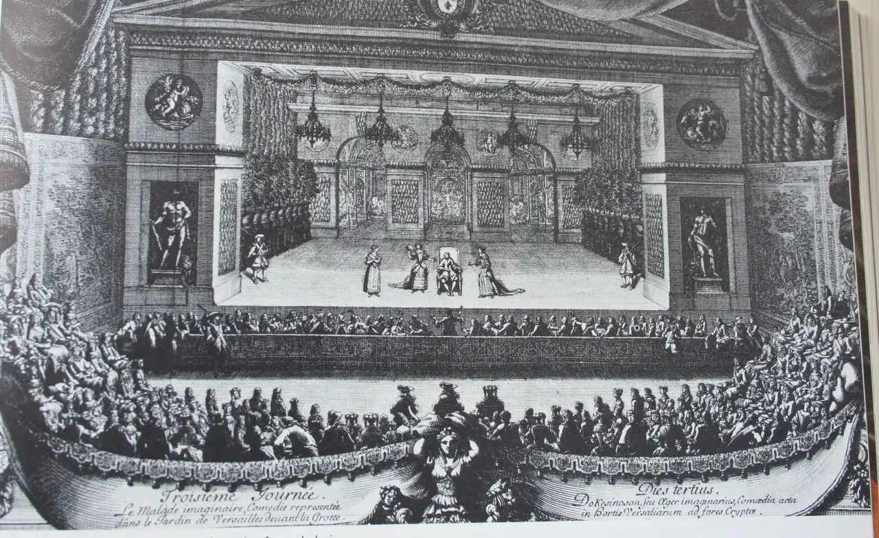 Scena teatralna z widownią, przedstawiająca spektakl z epoki baroku. Skąpiec jako temat sztuki.