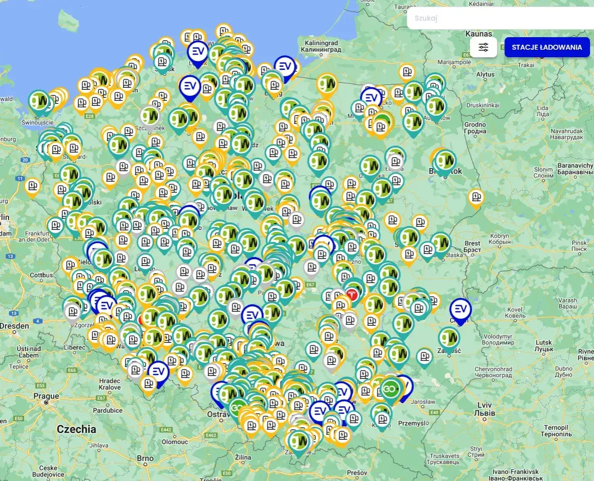 Różne publiczne stacje ładowania samochodów elektrycznych w Polsce