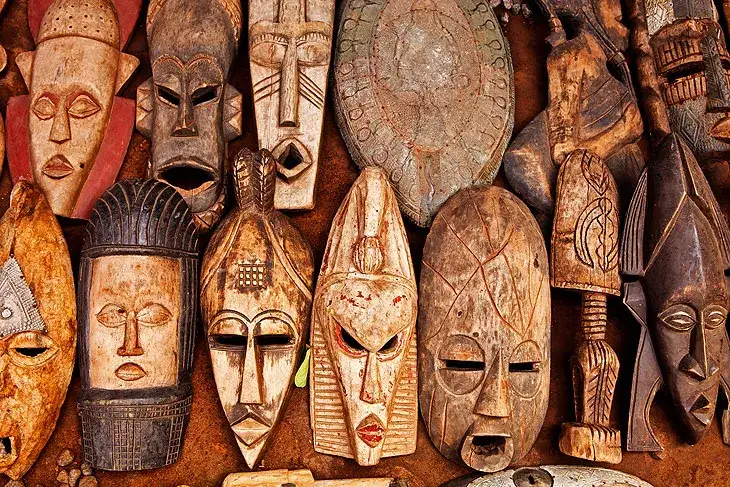 Vielfalt afrikanischer Holzskulpturen