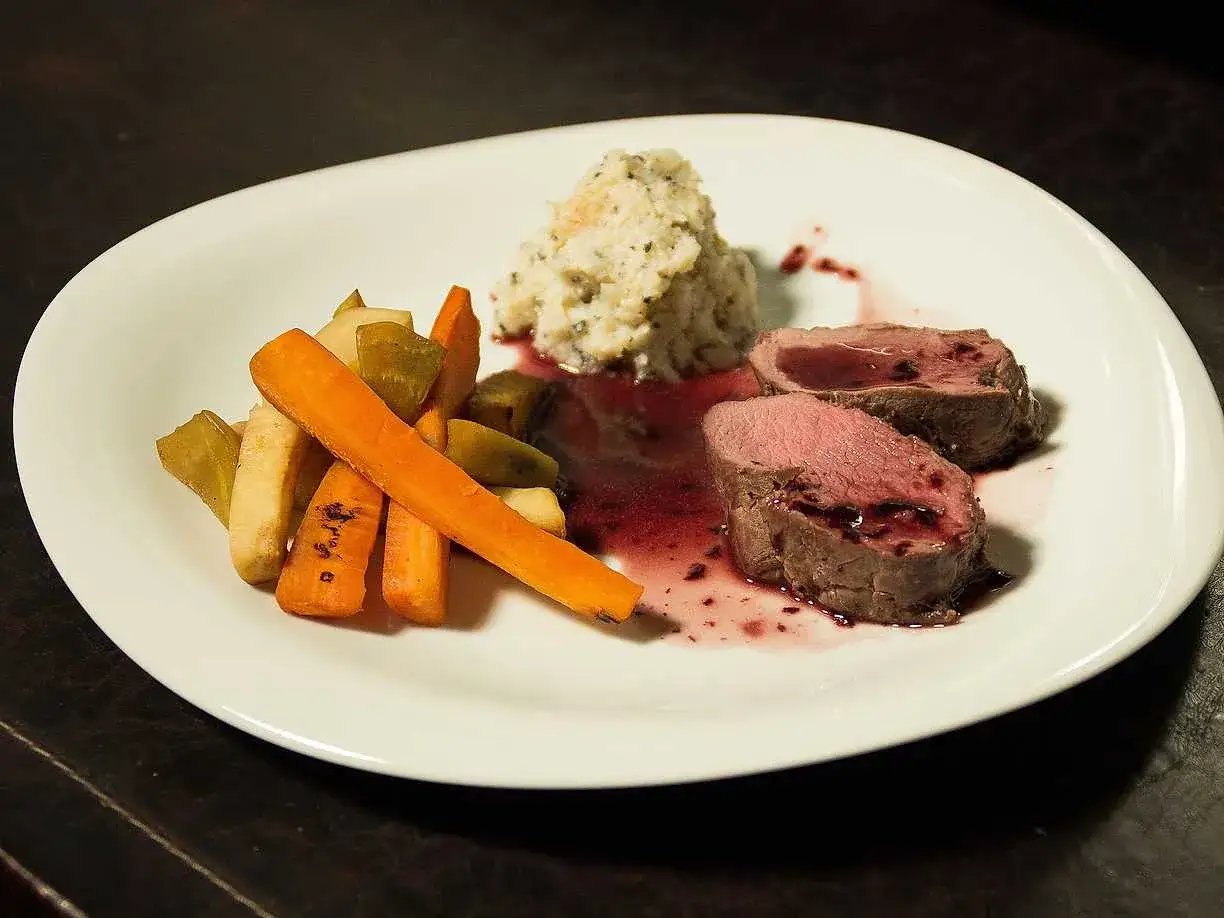 Hjortstek i ugn serverad med rotfrukter och potatismos. En härlig middag.