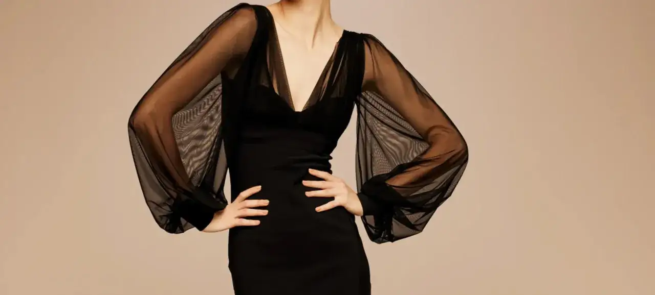 Elegancka czarna sukienka z bufiastymi rękawami z tiulu, idealna na cocktail party.
