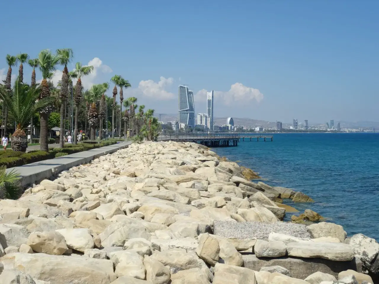 Spacerem po promenadzie w Limassol, podziwiając palmy i nowoczesne wieżowce. Idealne miejsce, by zobaczyć, co oferuje miasto.
