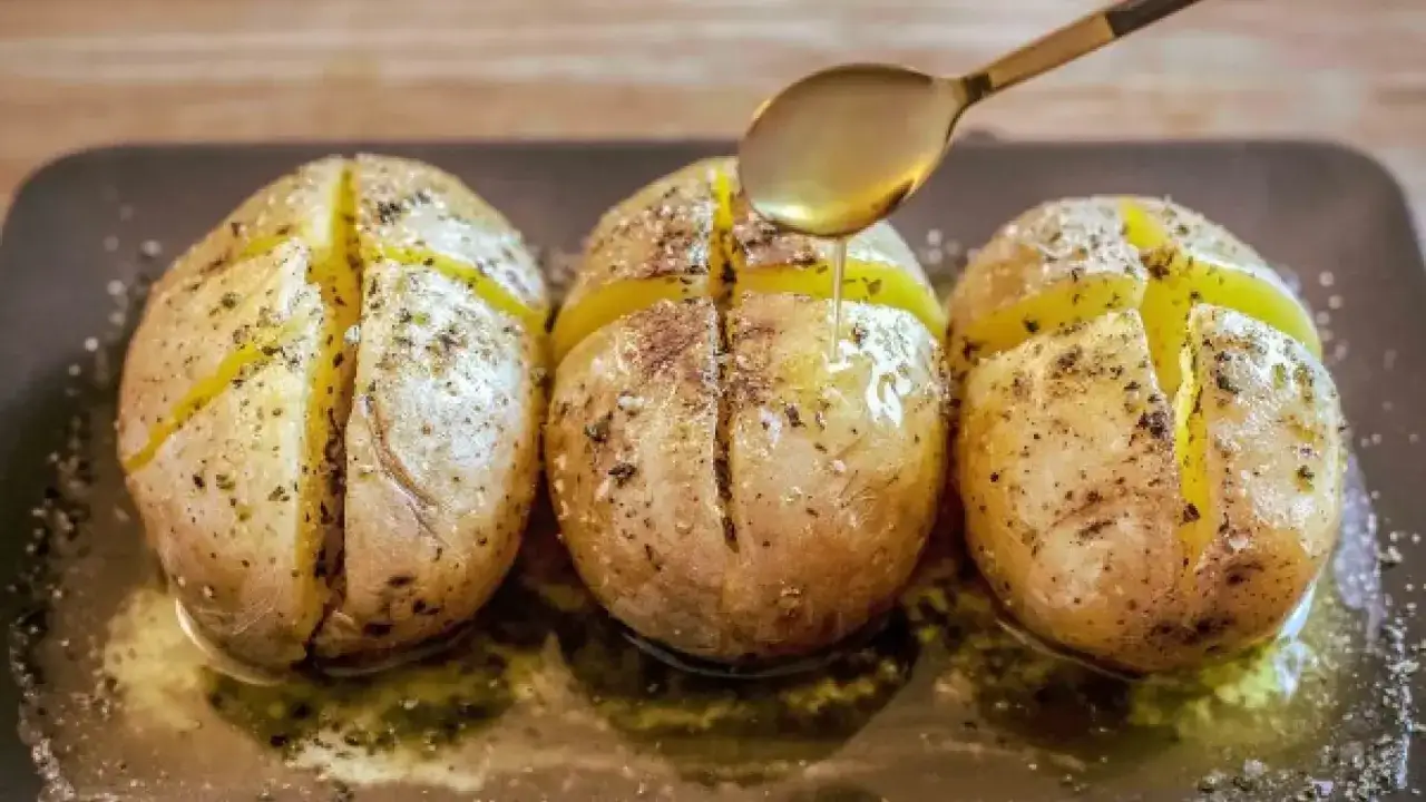 Patatas asadas al horno, tiernas y doradas, ba&ntilde;adas en aceite de oliva y hierbas. Un placer sencillo.