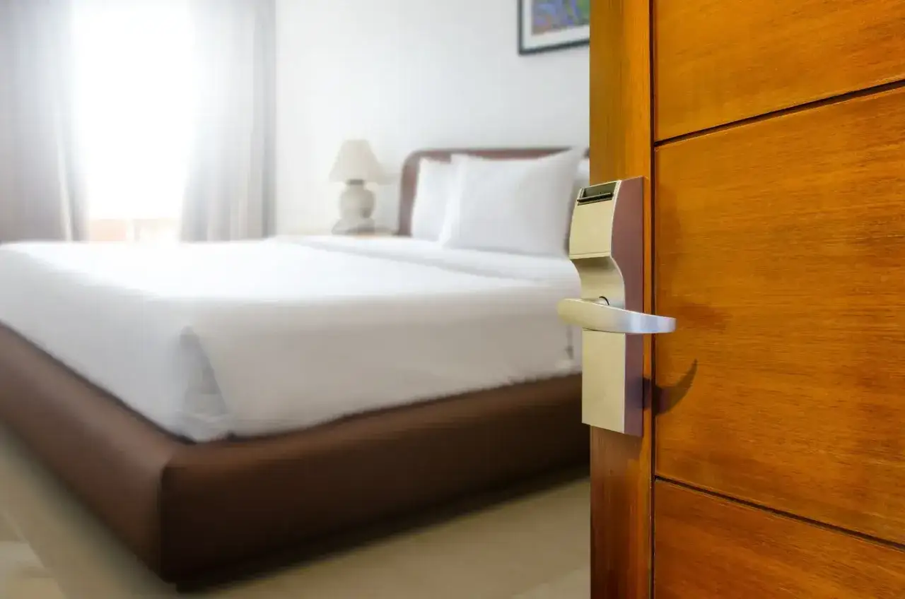różnice nocleg tranzytowy a hotel standardowy