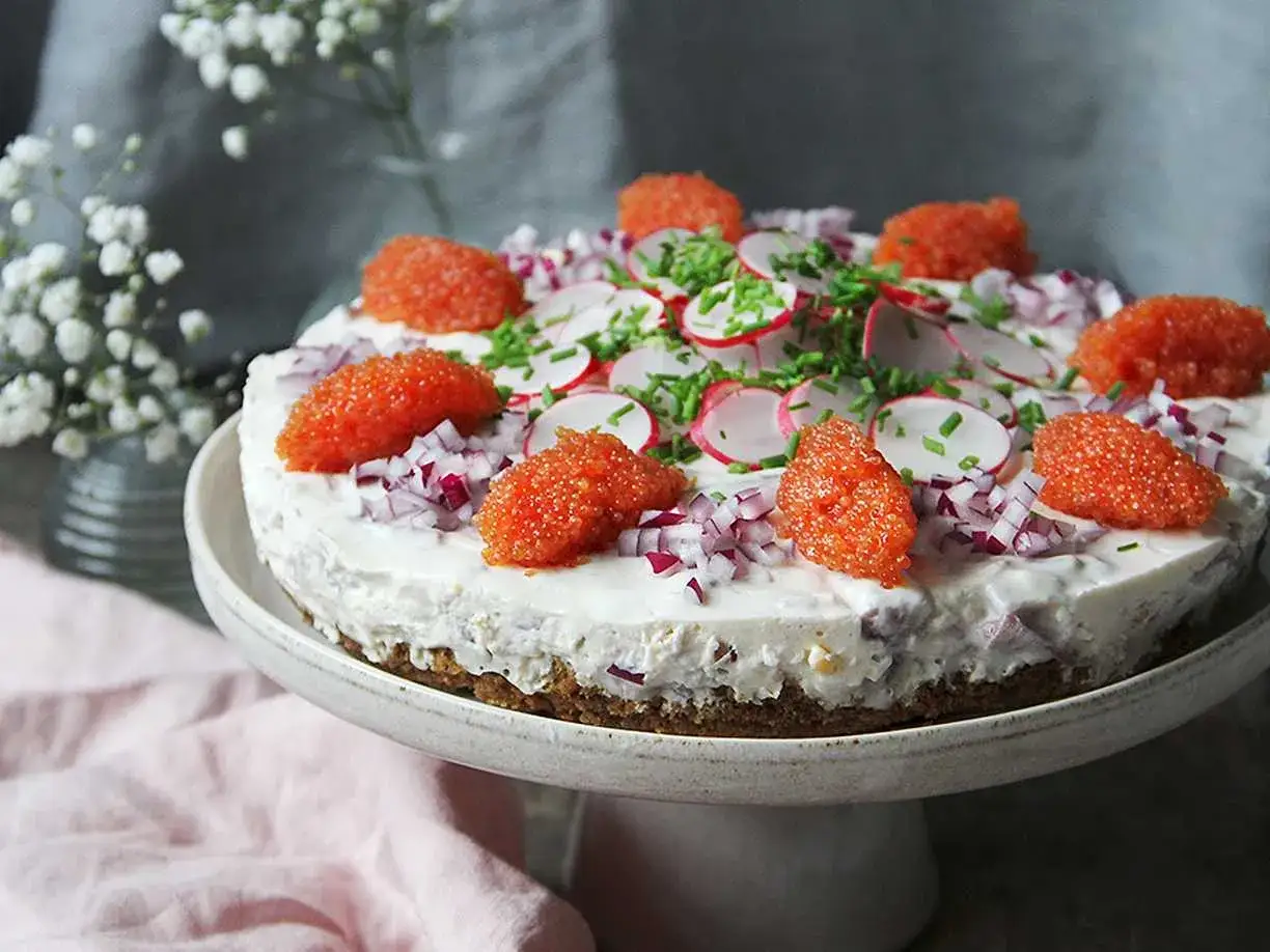 En l&auml;cker midsommar buffe-t&aring;rta med kaviar, r&auml;disor och r&ouml;dl&ouml;k. Perfekt f&ouml;r firandet!