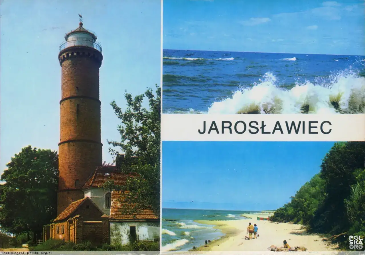 Jarosławiec atrakcje: ceglana latarnia morska, fale rozbijające się o brzeg i plaża z spacerującymi ludźmi.