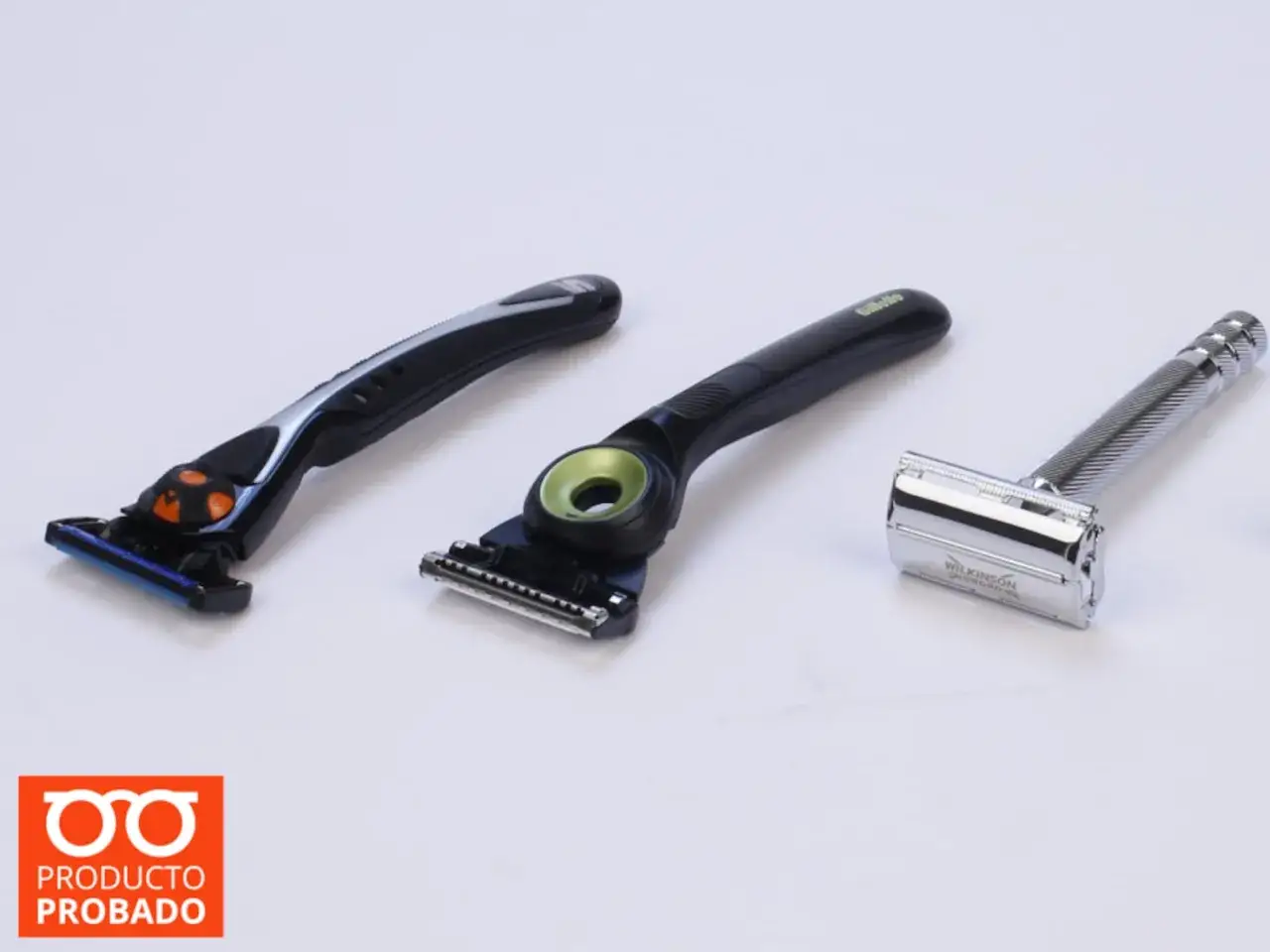 Tres maquinillas de afeitar: una moderna de varias cuchillas, otra de dise&ntilde;o similar y la primera m&aacute;quina de afeitar de doble filo, un cl&aacute;sico.