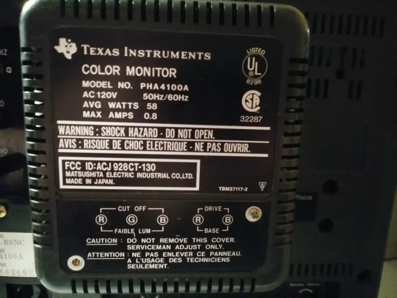 Jak sprawdzić jaki ma się monitor? Etykieta na monitorze Texas Instruments COLOR MONITOR, model PHA4100A, podaje dane techniczne i ostrzeżenia.