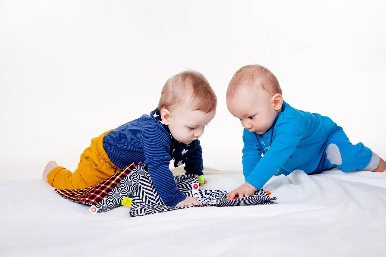 Dwa niemowlaki odkrywają świat przez zabawki. Babciowe dla kogo? Dla tych małych odkrywc&oacute;w!