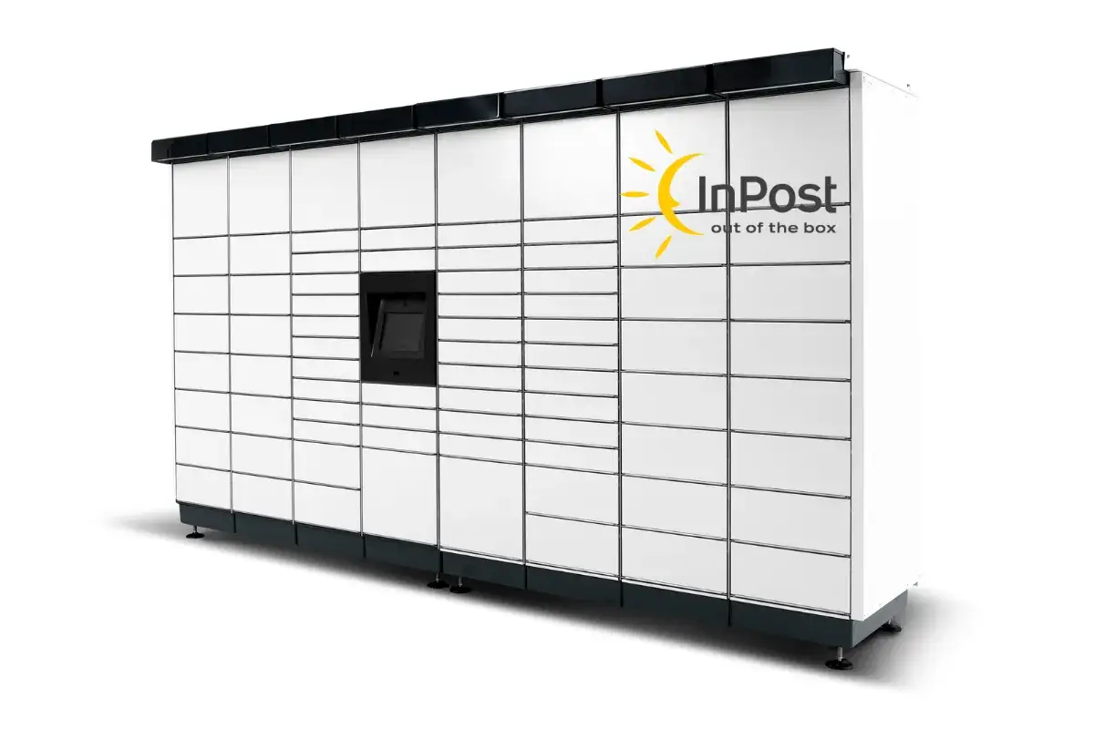 Kurier InPost dostarczający paczkę lub Paczkomat z otwartymi skrytkami
