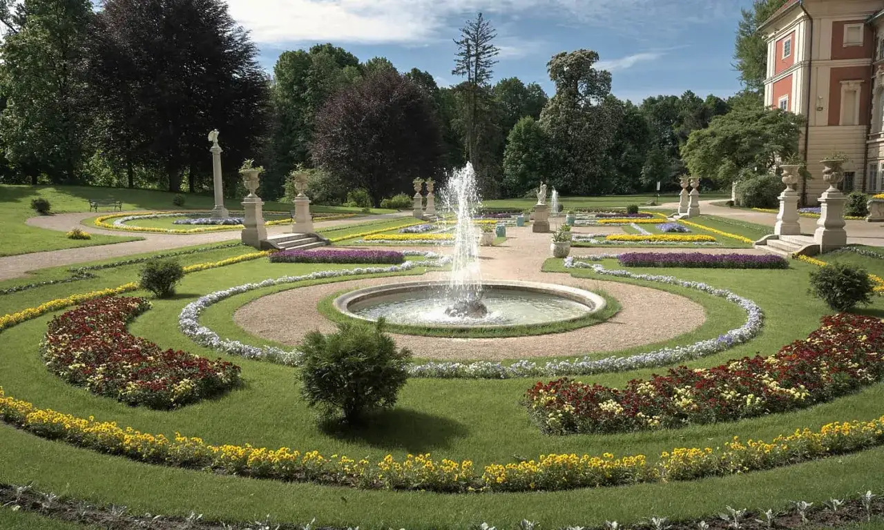 Piękny park w Łańcucie, z fontanną i kwiecistymi rabatami, to jedna z gł&oacute;wnych atrakcji.