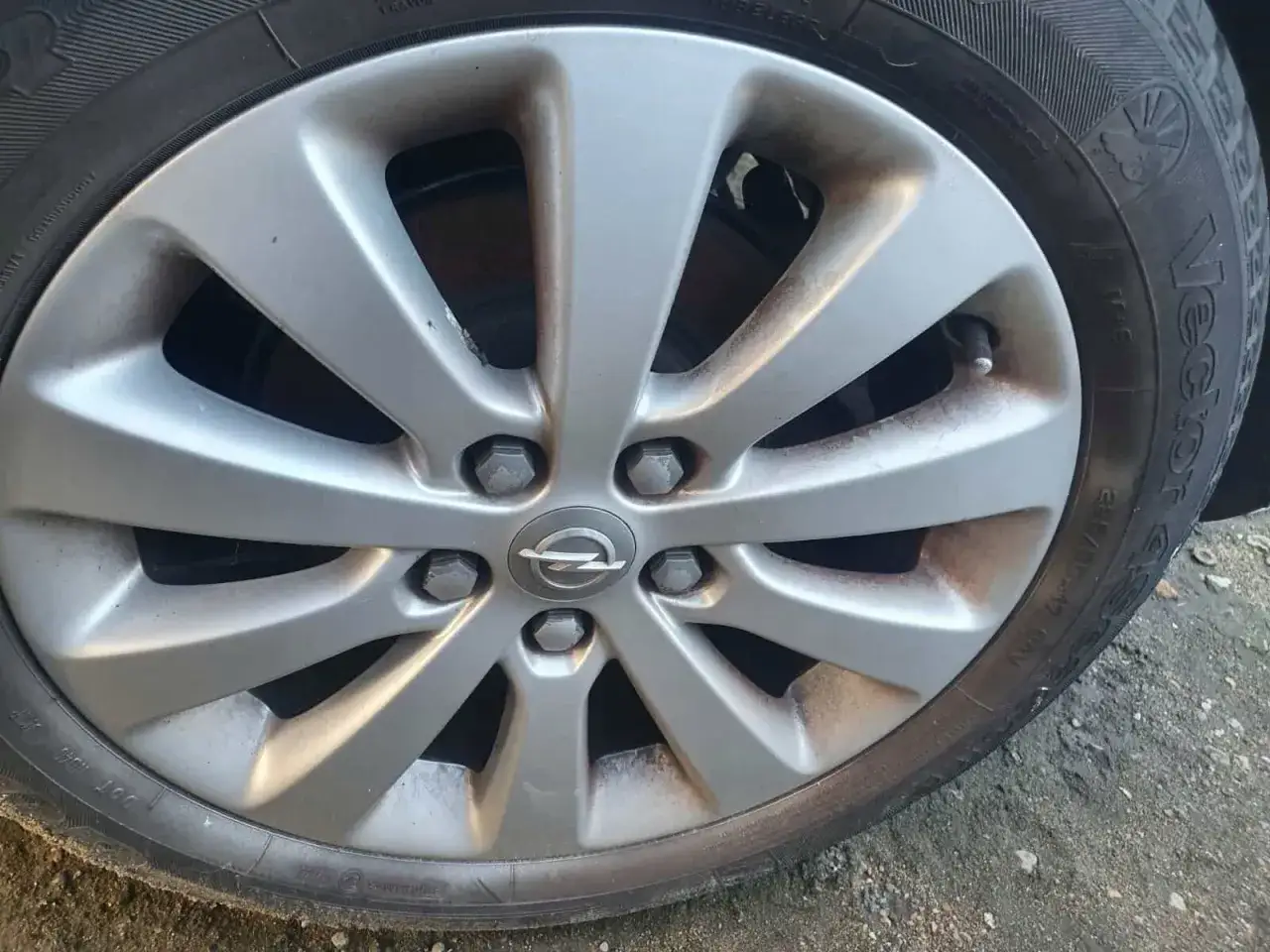 Felga aluminiowa Opel Astra J, widoczny rozstaw śrub 5x110.