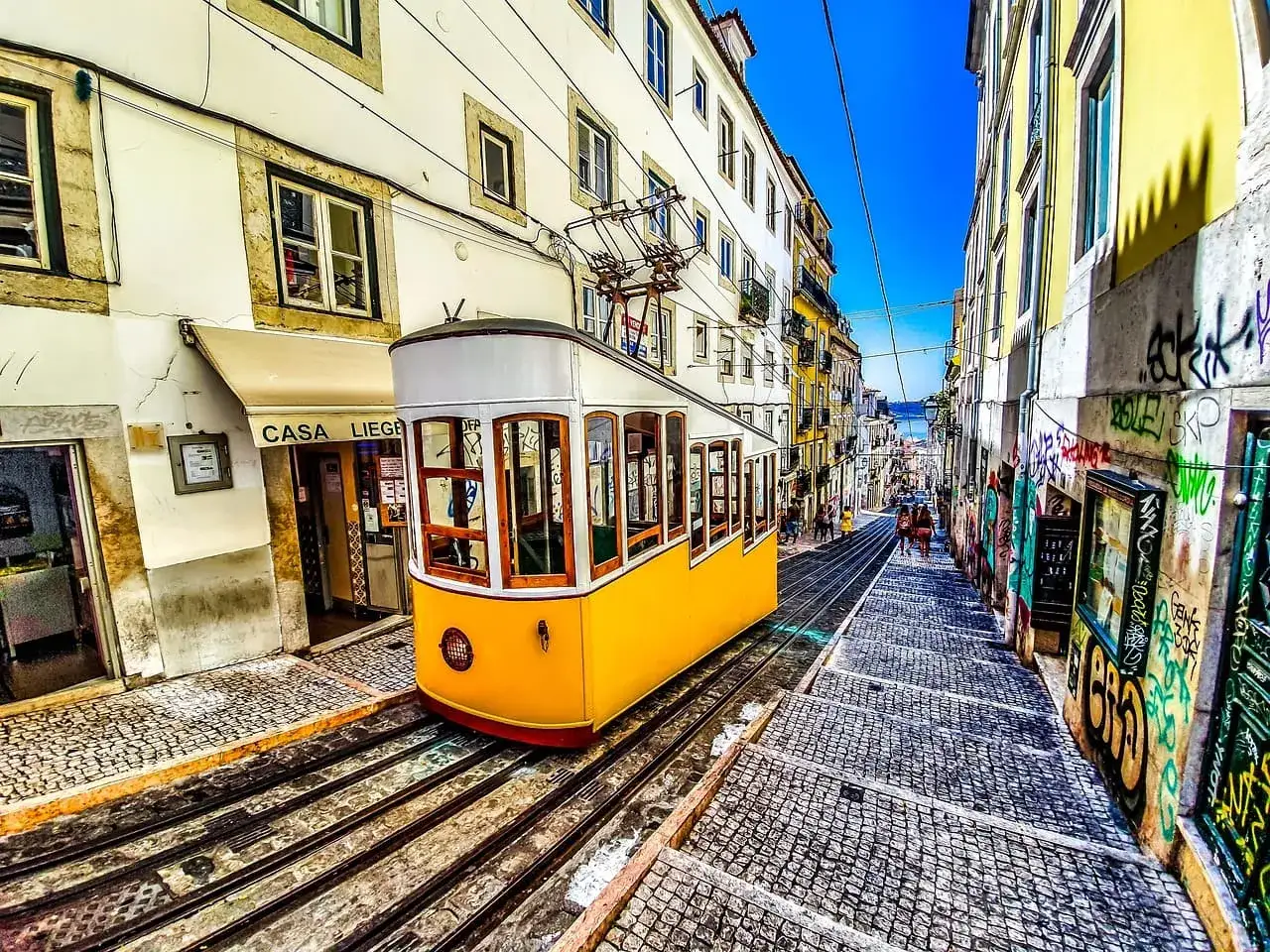 Słynny żółty tramwaj w Lizbonie, idealny do zobaczenia w Lizbonie. Urokliwe uliczki i zabytkowa architektura.