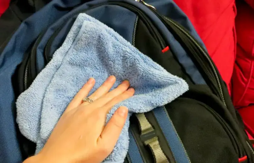 suszenie plecaka po praniu, plecak wieszak, otwarte kieszenie plecaka