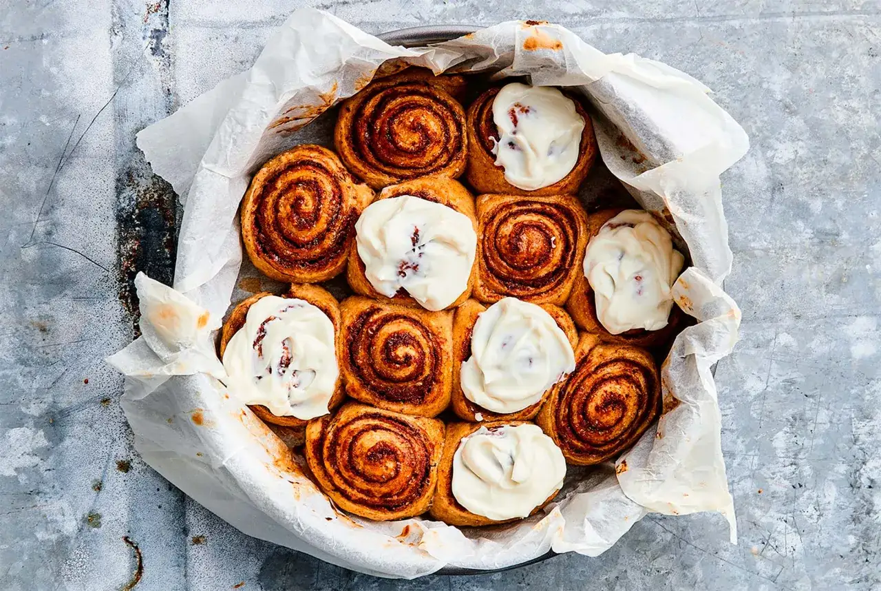 Nybakade kanelbullar med glasyr, redo att avnjutas. Ett perfekt kanelbullar recept för fikat.