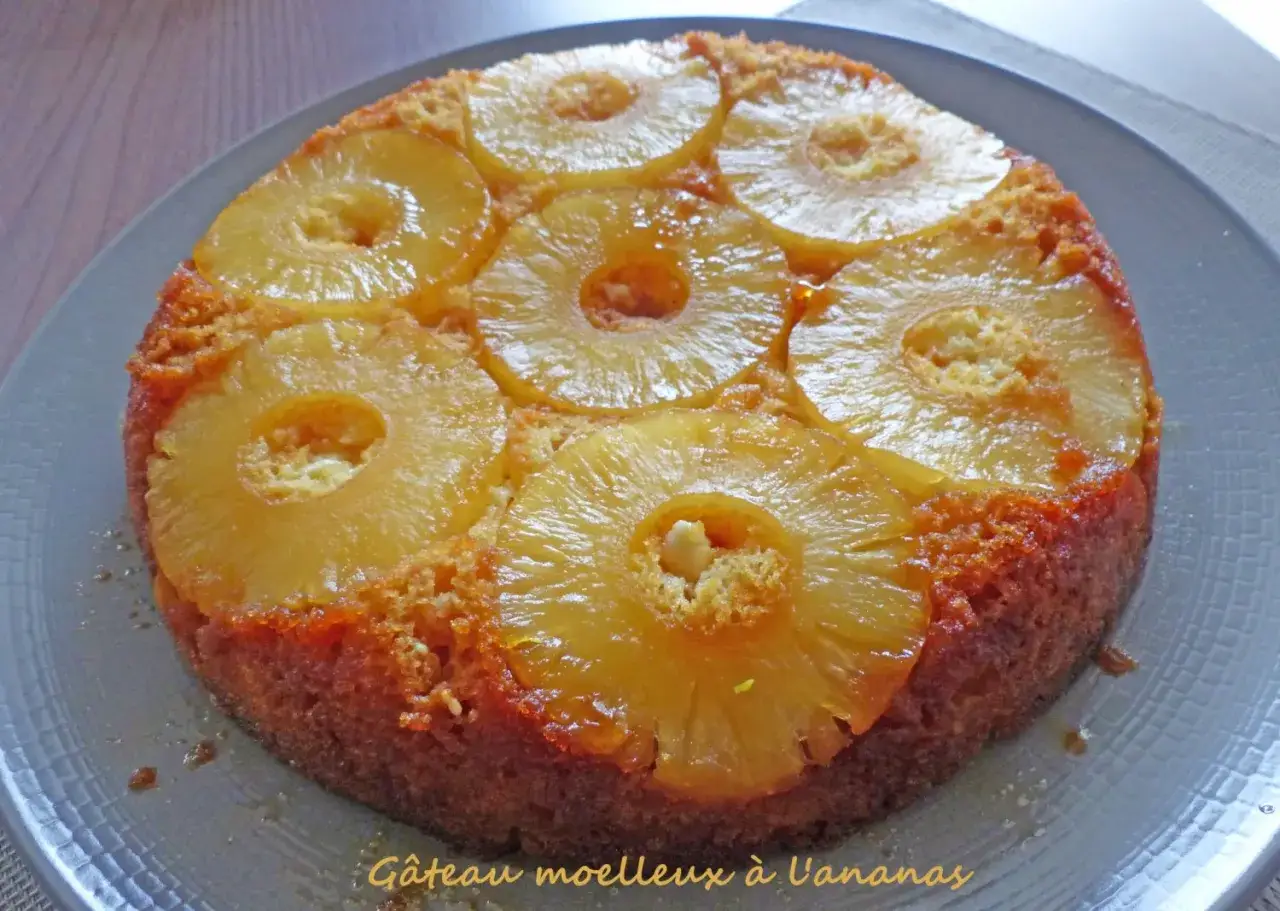 G&acirc;teau moelleux &agrave; l'ananas, avec des tranches d'ananas caram&eacute;lis&eacute;es sur le dessus. Un d&eacute;lice fruit&eacute; et dor&eacute;.