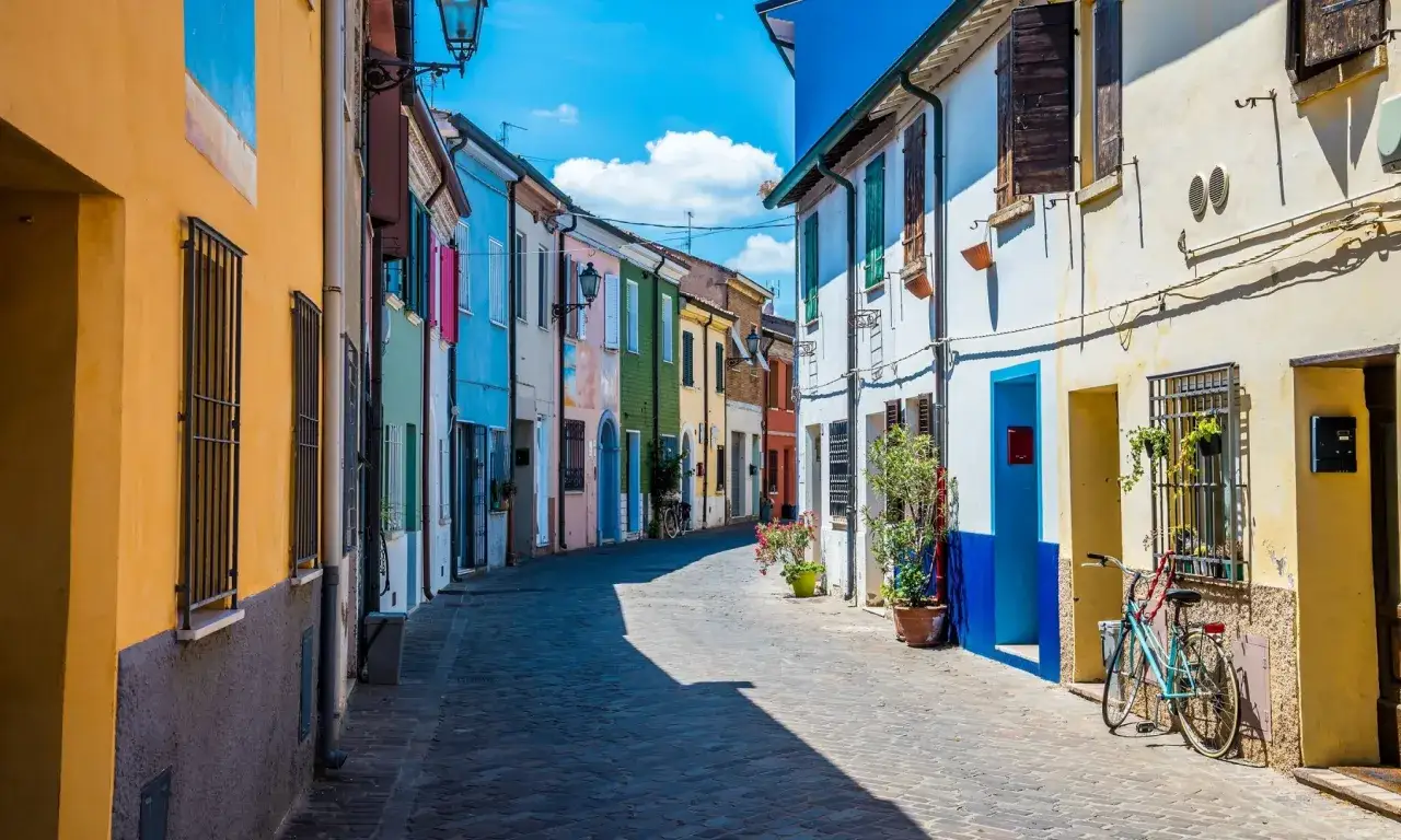 Un vicolo colorato a Rimini, perfetto per scoprire cosa fare a Rimini passeggiando tra case vivaci e scorci pittoreschi.