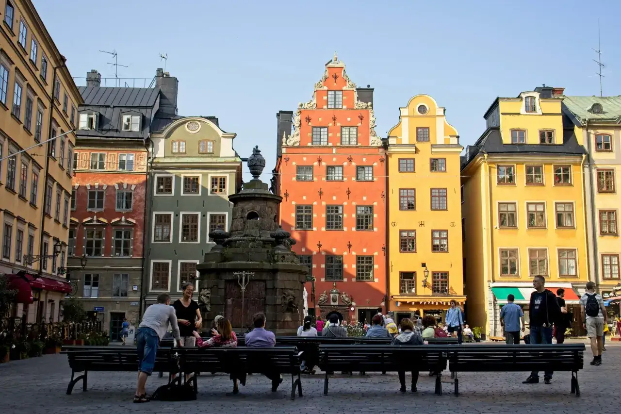 Färgglada hus på Stortorget i Gamla Stan, Stockholm. Perfekta stockholm tipps för en solig dag.