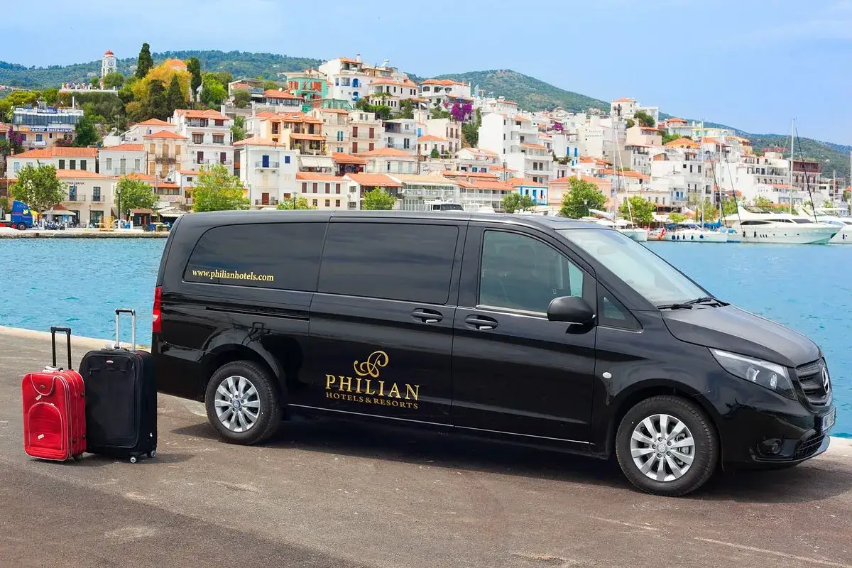 Svart minibuss med logotypen