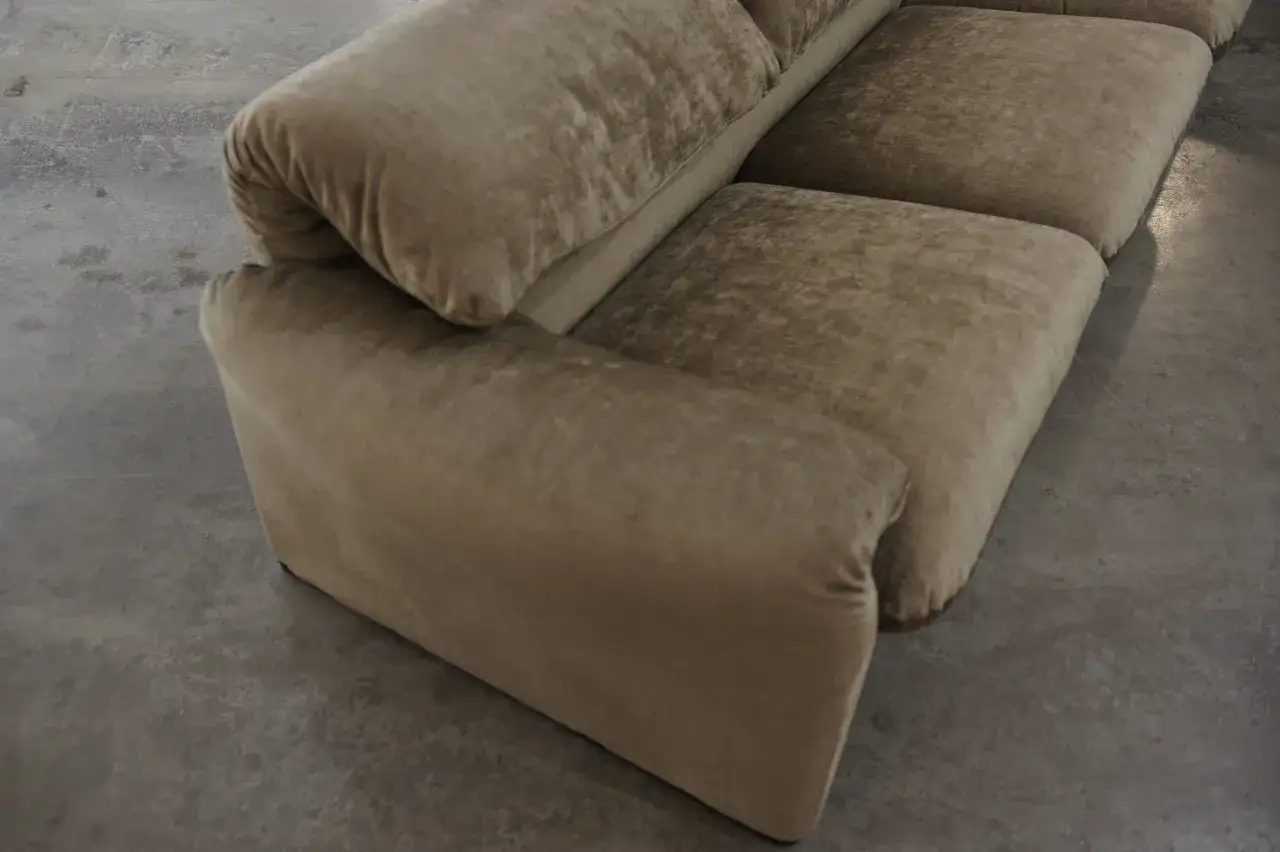 Beige Couch mit weichem Stoffbezug, bereit für ein neues couch neu beziehen.