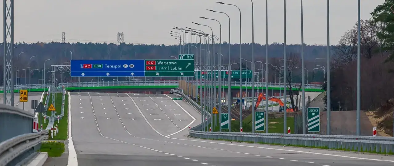 Drogi S17 i A2 prowadzą do Warszawy, Terespola i Lublina. Zastanawiasz się, co oznacza skrót MOP? To Miejsce Obsługi Podróżnych.