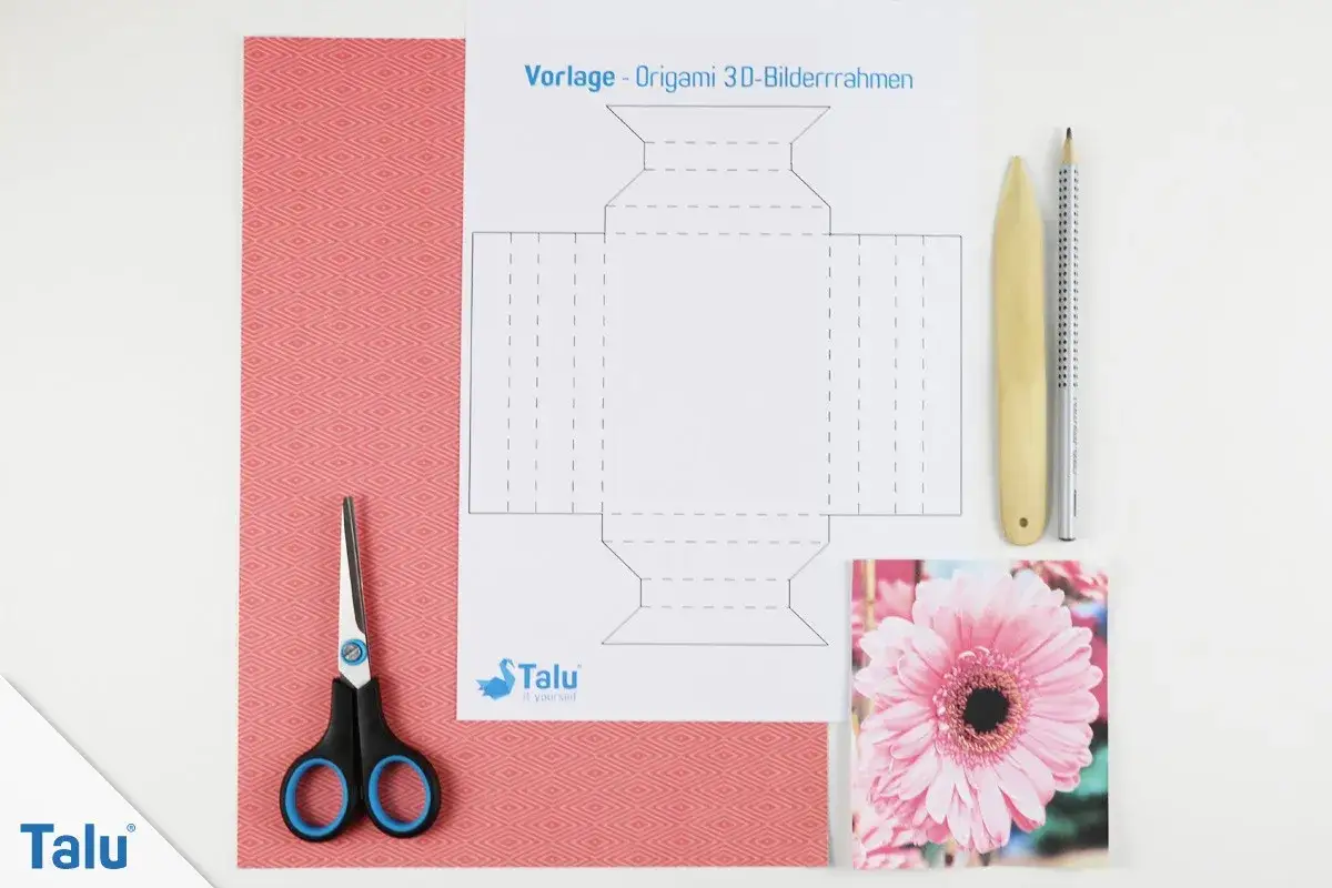 Bastelanleitung f&uuml;r einen 3D-Bilderrahmen aus Papier. Vorlage, Schere, Falzbein und Bleistift liegen bereit.