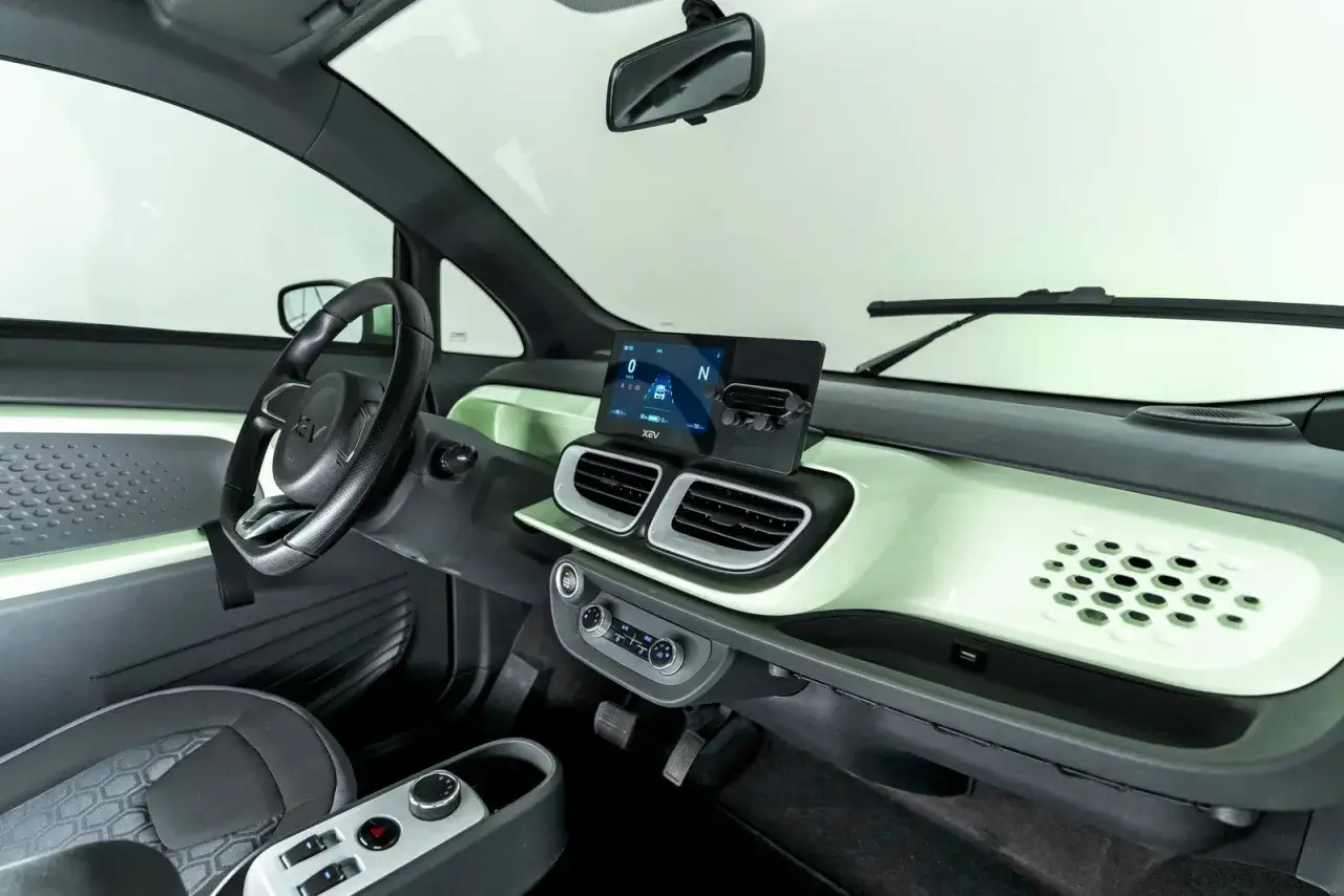 Interno di un'auto elettrica con cruscotto moderno e schermo digitale. Il **yoyo macchina** è pronto per raggiungere la **velocità massima**.