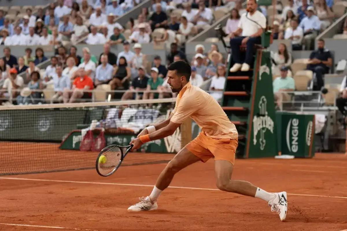 Tenista golpea la pelota en tierra batida. &iquest;Cu&aacute;ntos Grand Slam hay en su palmar&eacute;s?