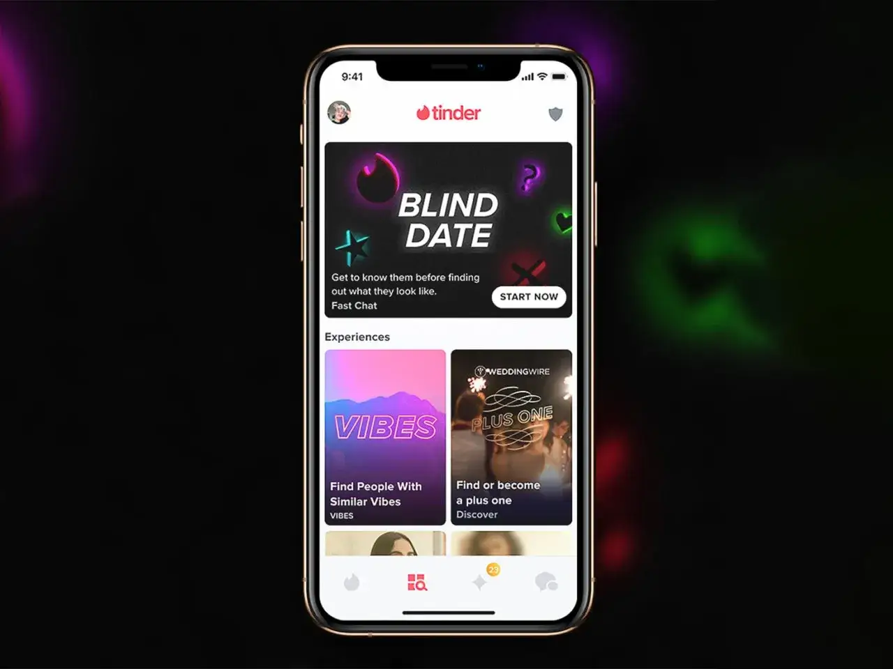 Telefon z aplikacją Tinder. Widoczna opcja