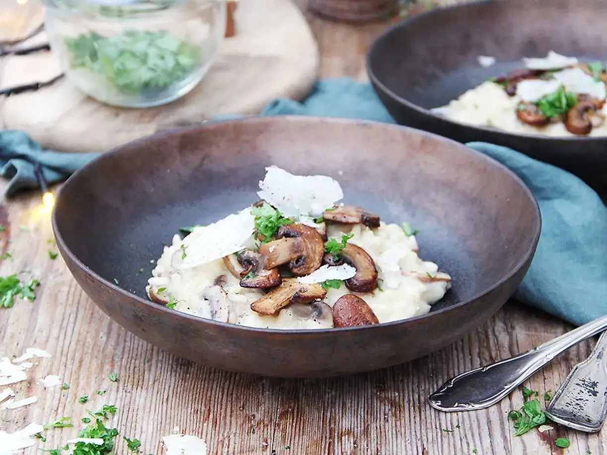 Krämig svamprisotto med parmesan och färsk persilja. Ett perfekt risotto recept för en mysig middag.