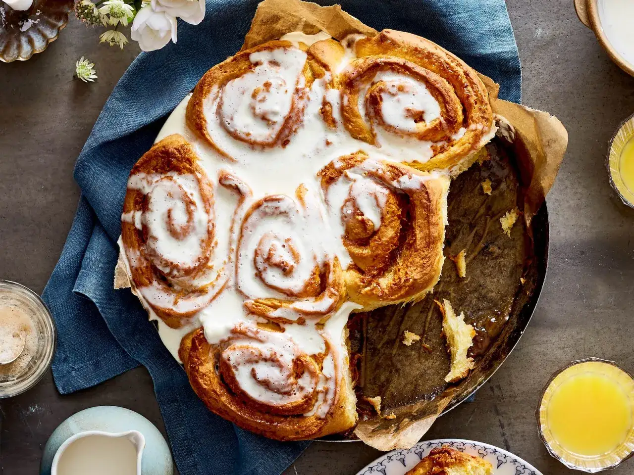 Saftige, vegane Zimtschnecken mit cremiger Glasur, frisch aus dem Ofen. Ein Genuss für jeden Tag!