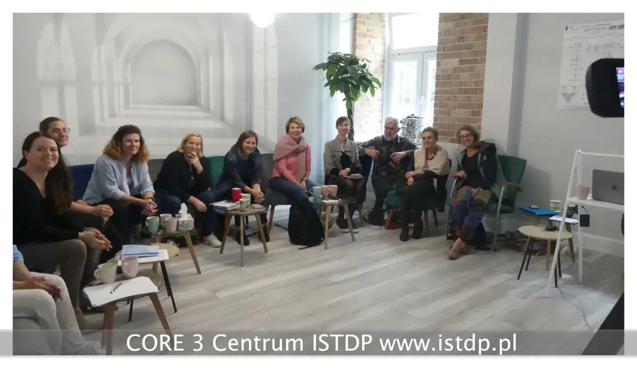 Grupa osób na spotkaniu CORE 3 Centrum ISTDP. To miejsce dla każdego, kto chce rozwijać się w psychoterapii.