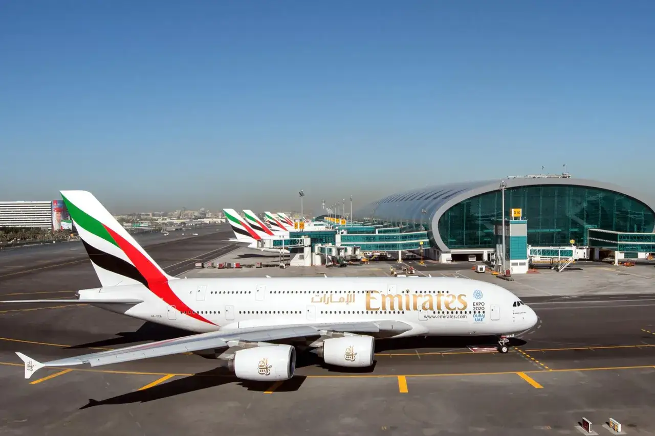 Samolot linii Emirates na lotnisku w Dubaju, gotowy do lotu.