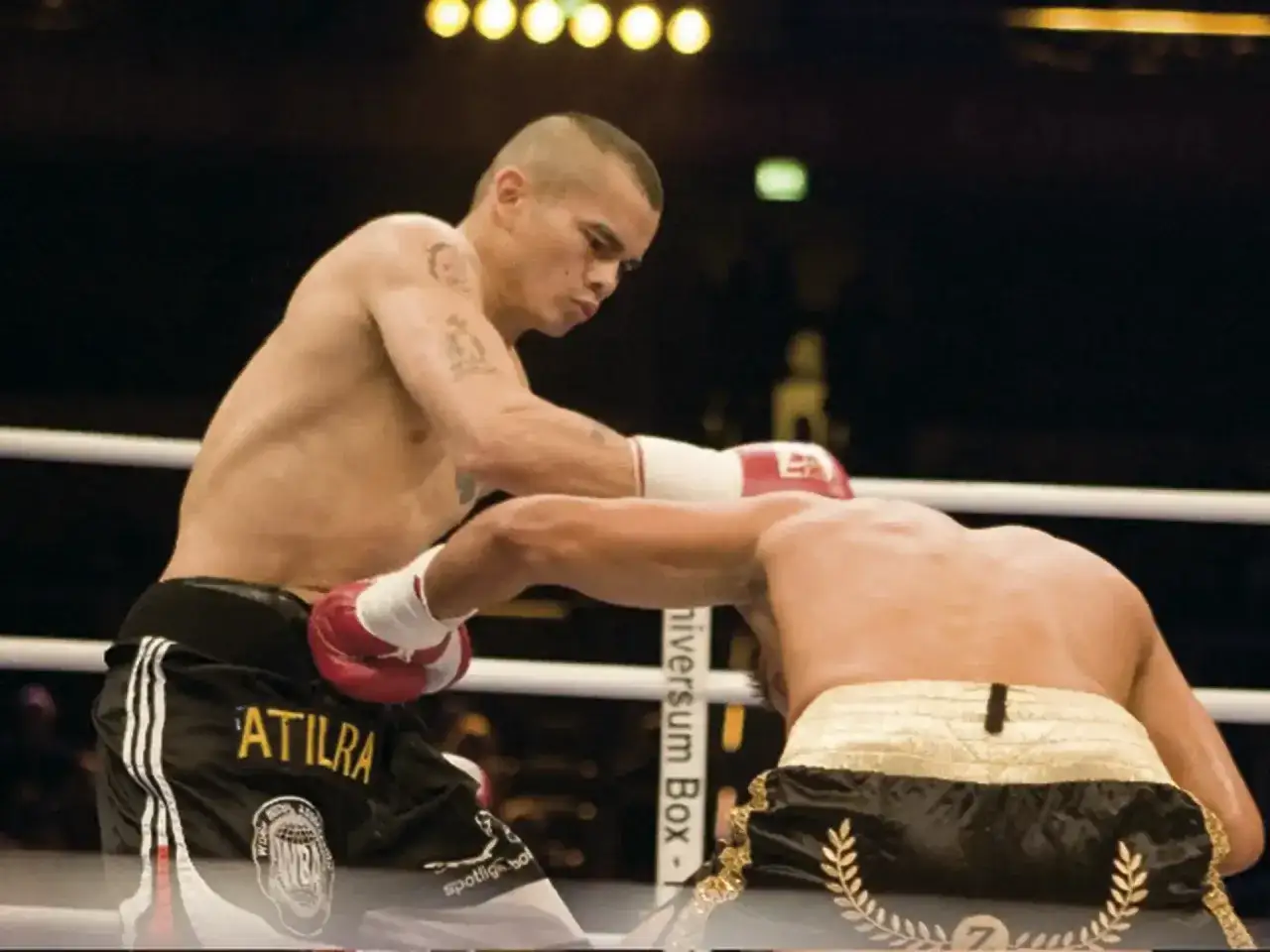 Marcos Maidana i hans motst&aring;ndare i en intensiv boxningsmatch.